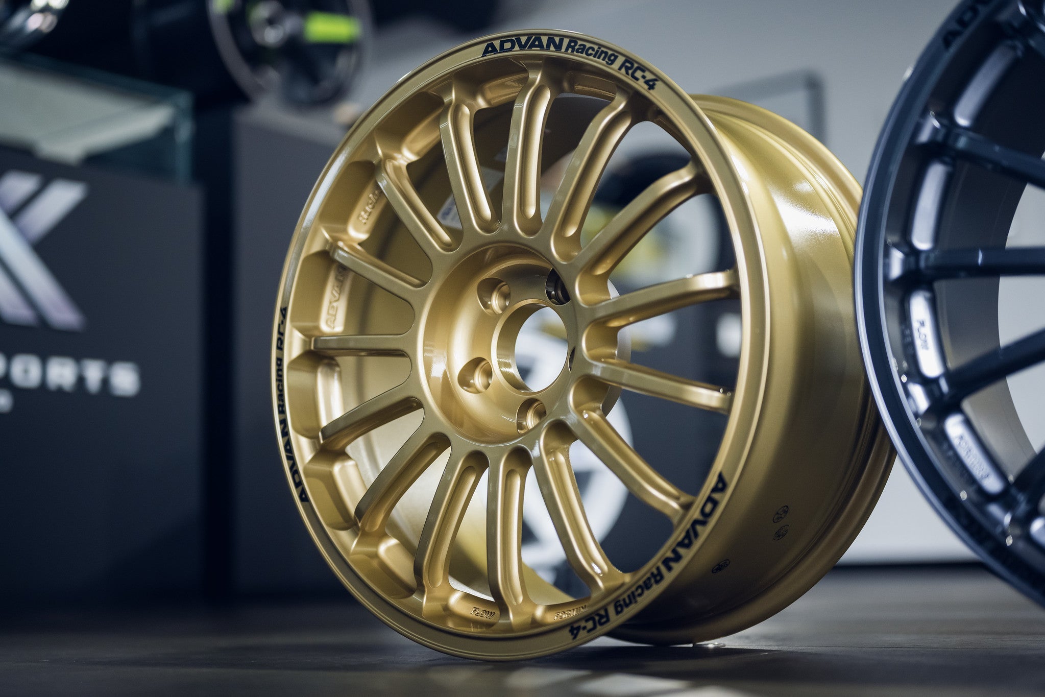 Advan Racing RC-4 18’’ - 18x8 +37 5x114.3 / Rally Gold (RG)
