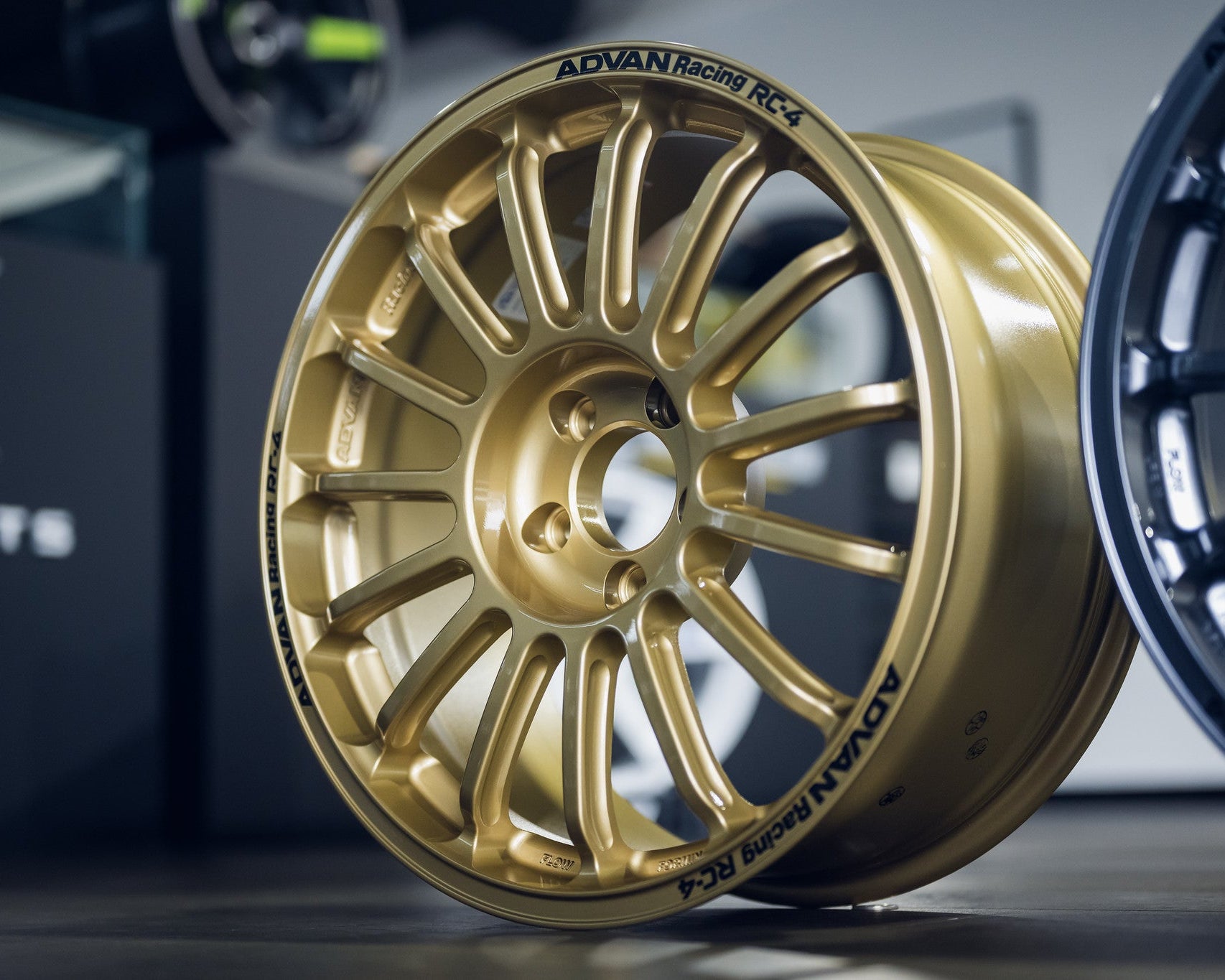 Advan Racing RC-4 18’’ - 18x8 +37 5x114.3 / Rally Gold (RG)
