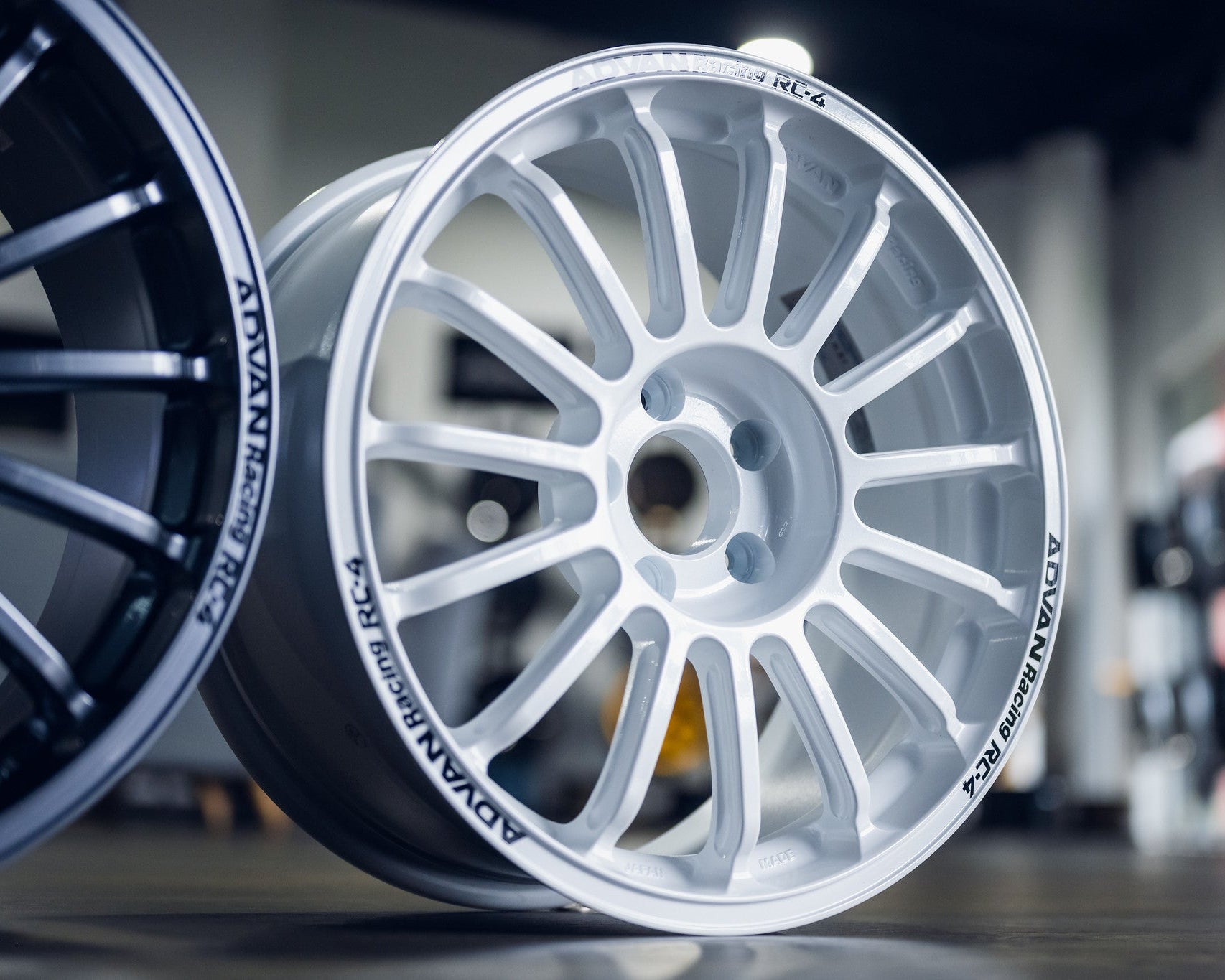 Advan Racing RC-4 18’’ - 18x8 +37 5x114.3 / Rally White
