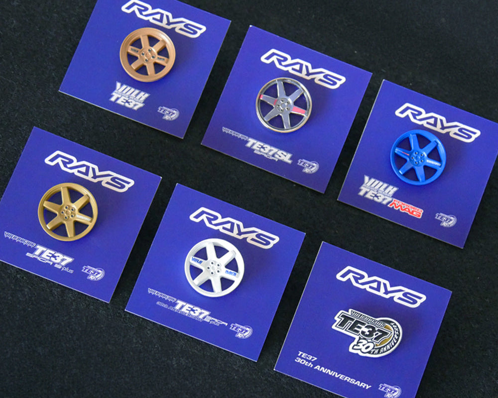 TE37 30TH RAYS x LEEN CUSTOMS COLLAB Pin Badge - Merchandise