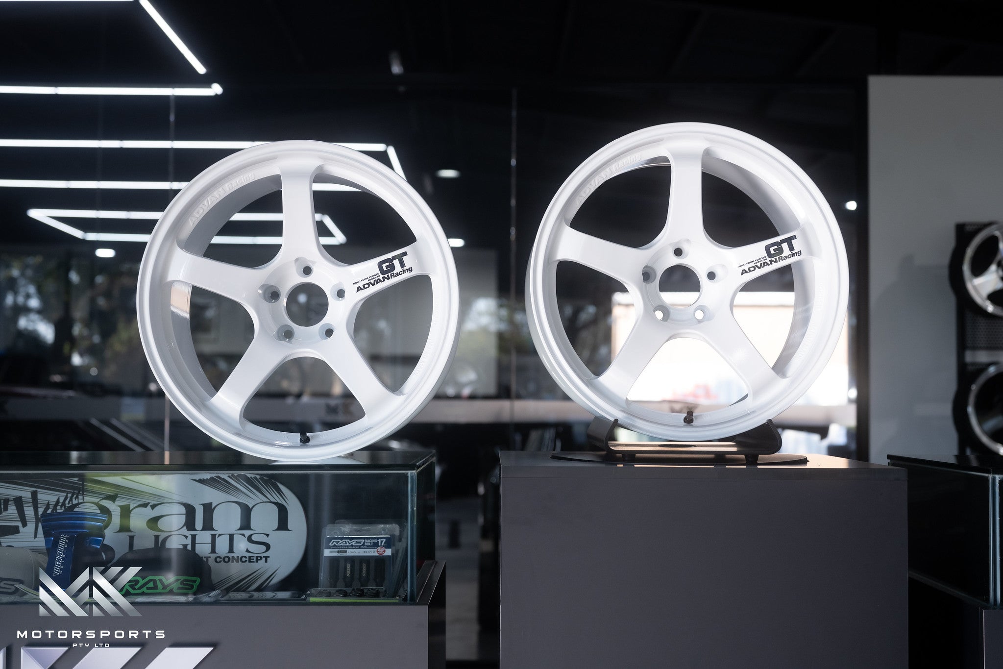 Advan GT 18x11 + 15 5x114.3 Racing White - Wheels