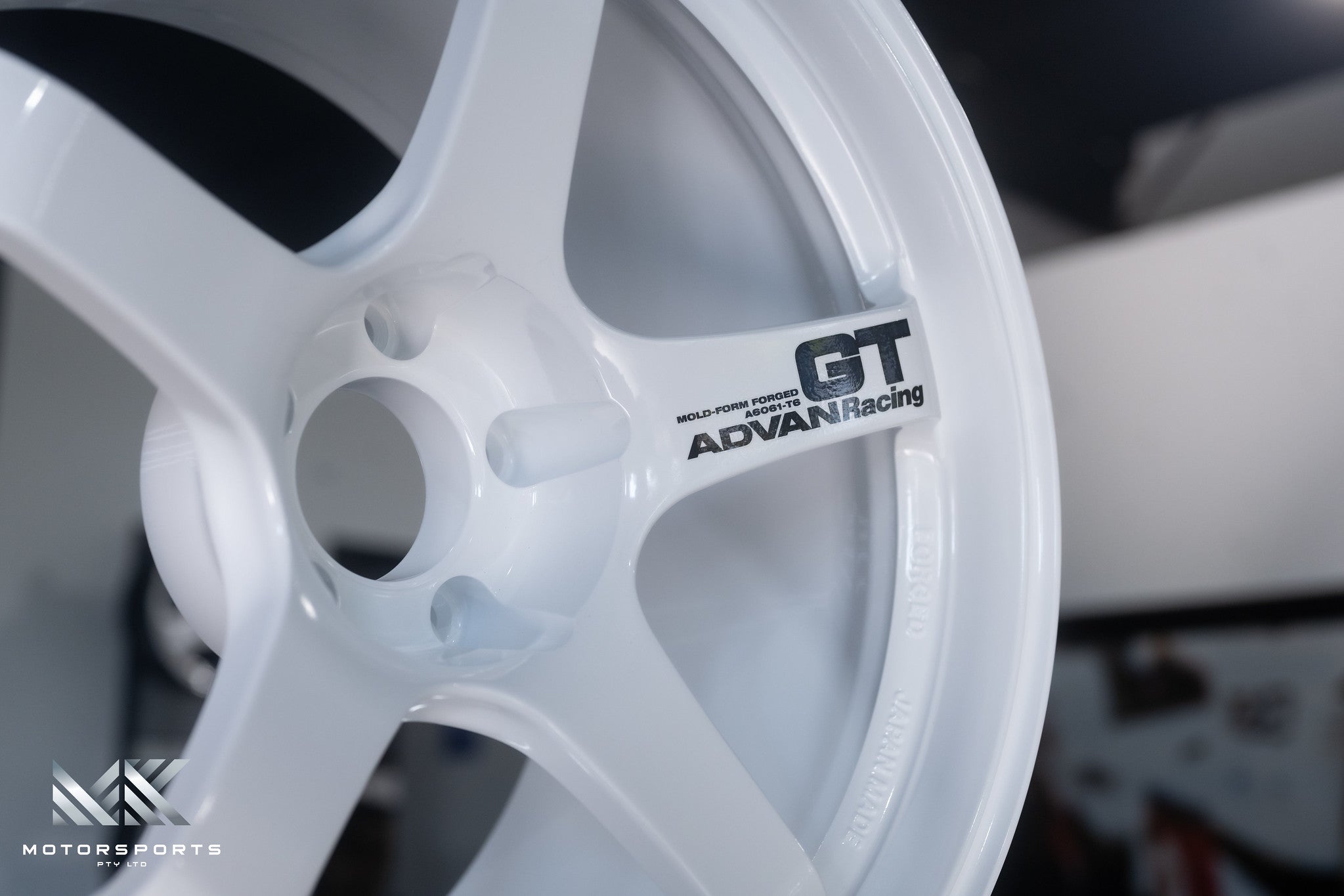 Advan GT 18x11 + 15 5x114.3 Racing White - Wheels