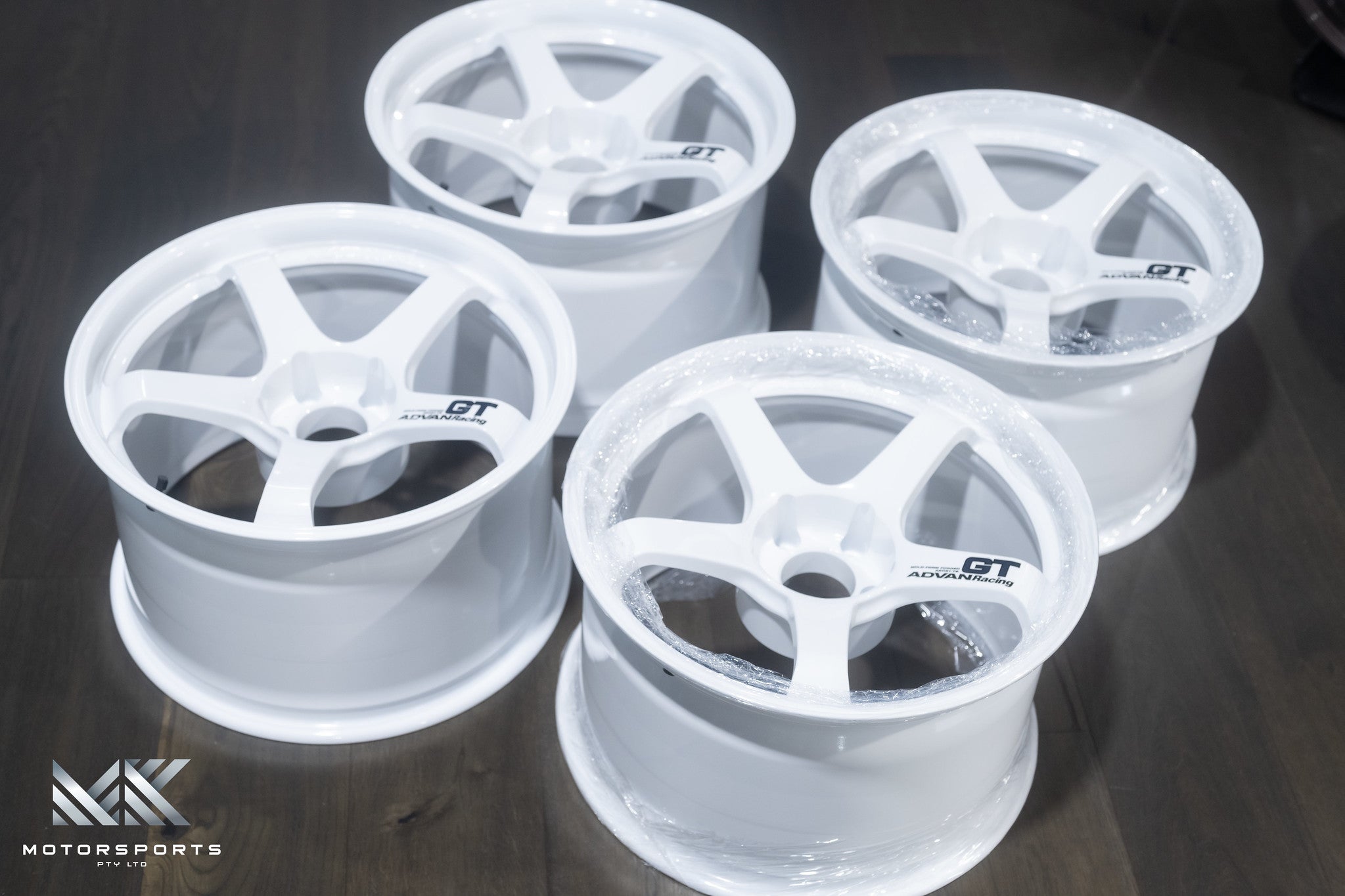 Advan GT 18x11 + 15 5x114.3 Racing White - Wheels