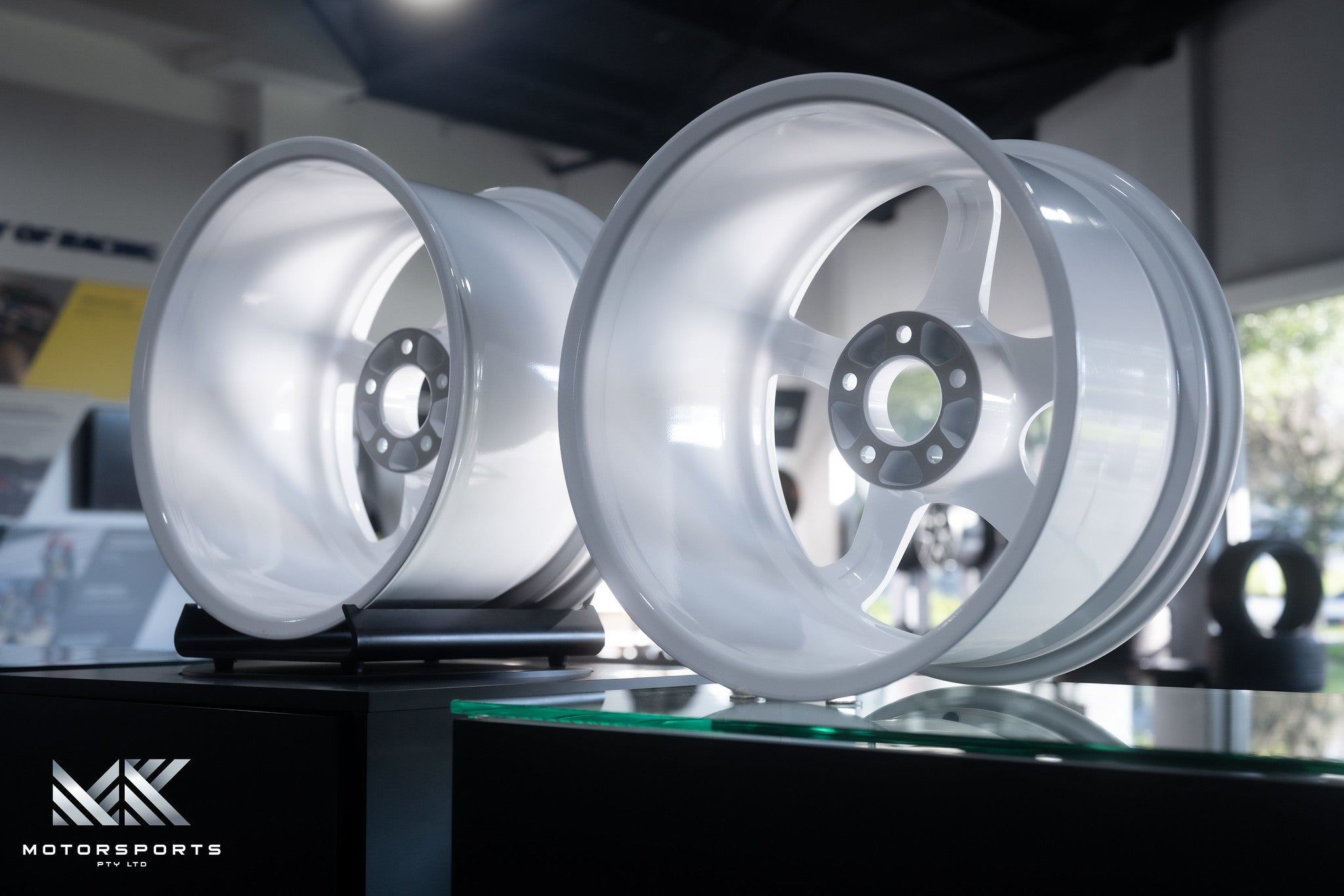 Advan GT 18x11 + 15 5x114.3 Racing White - Wheels