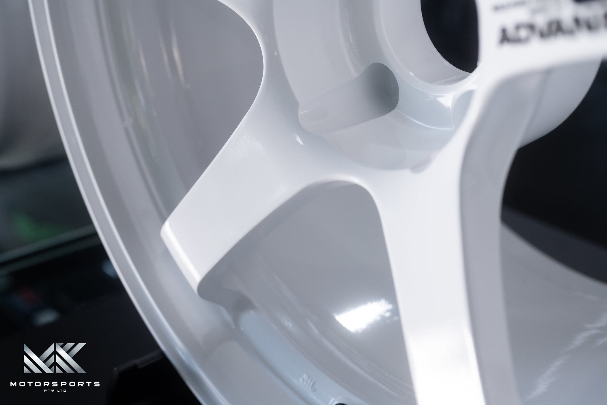 Advan GT 18x11 + 15 5x114.3 Racing White - Wheels