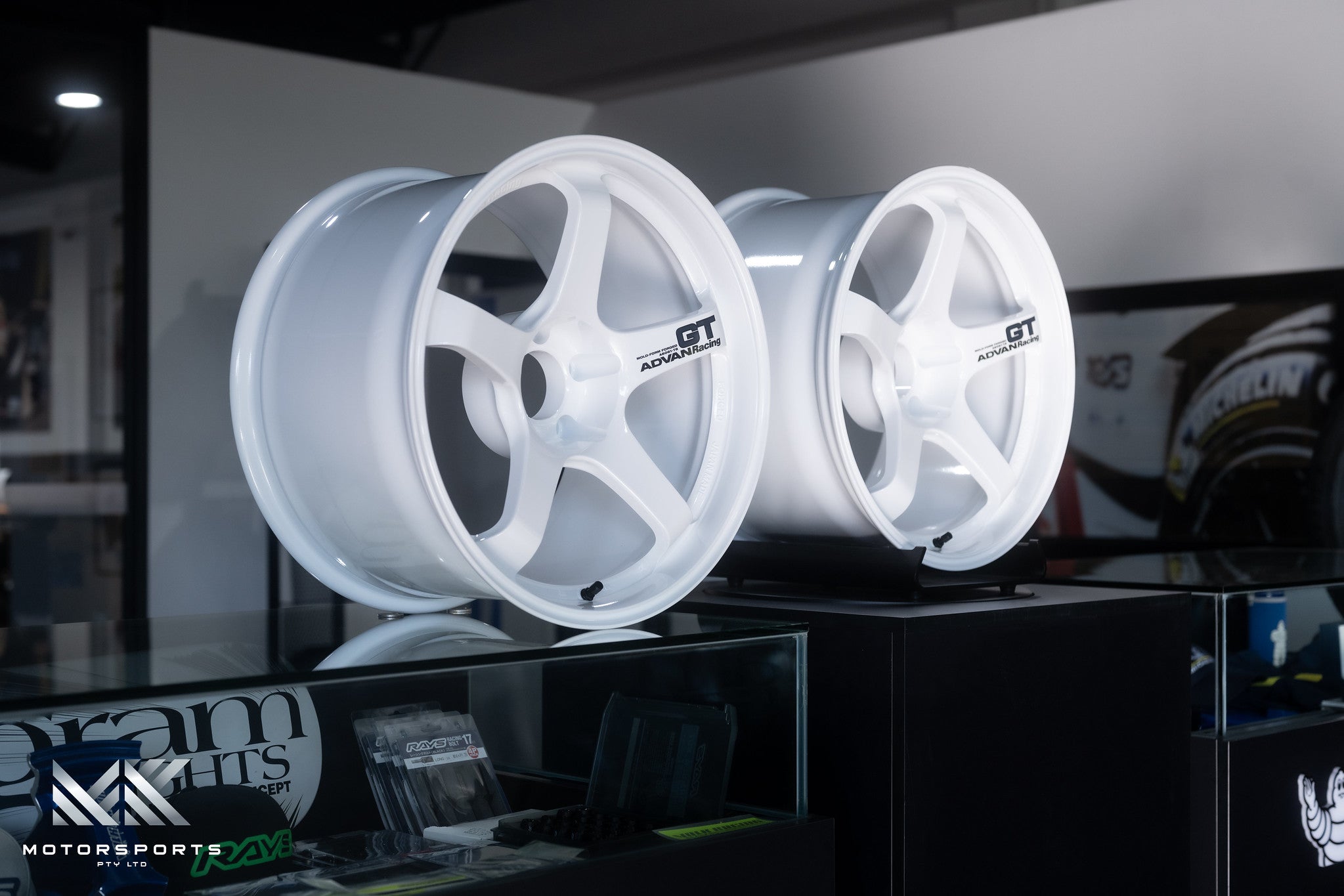 Advan GT 18x11 + 15 5x114.3 Racing White - Wheels