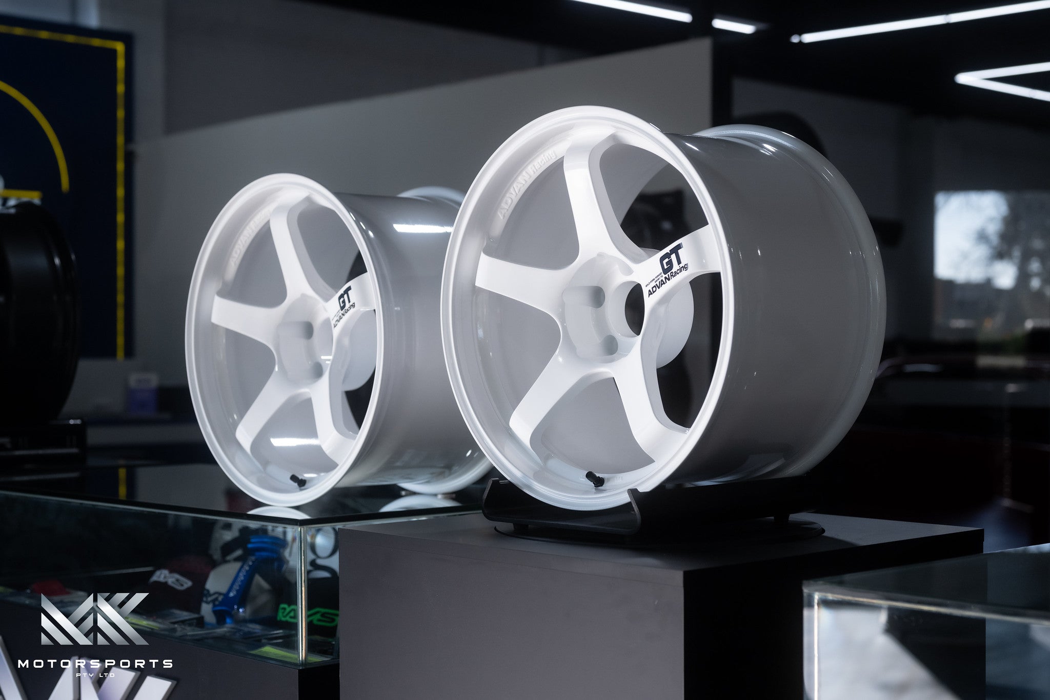 Advan GT 18x11 + 15 5x114.3 Racing White - Wheels